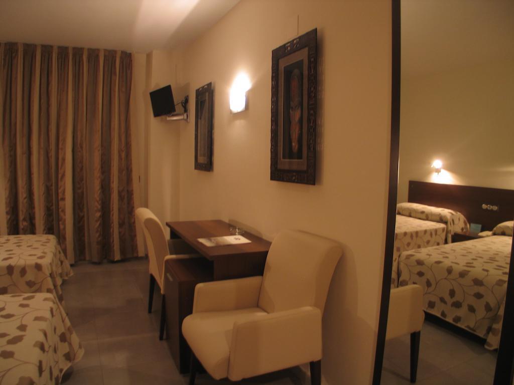 Hotel San Cristobal Coria Szoba fotó