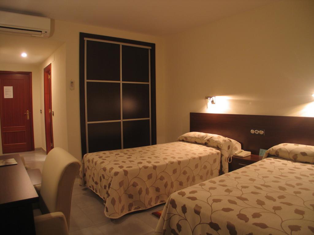 Hotel San Cristobal Coria Szoba fotó