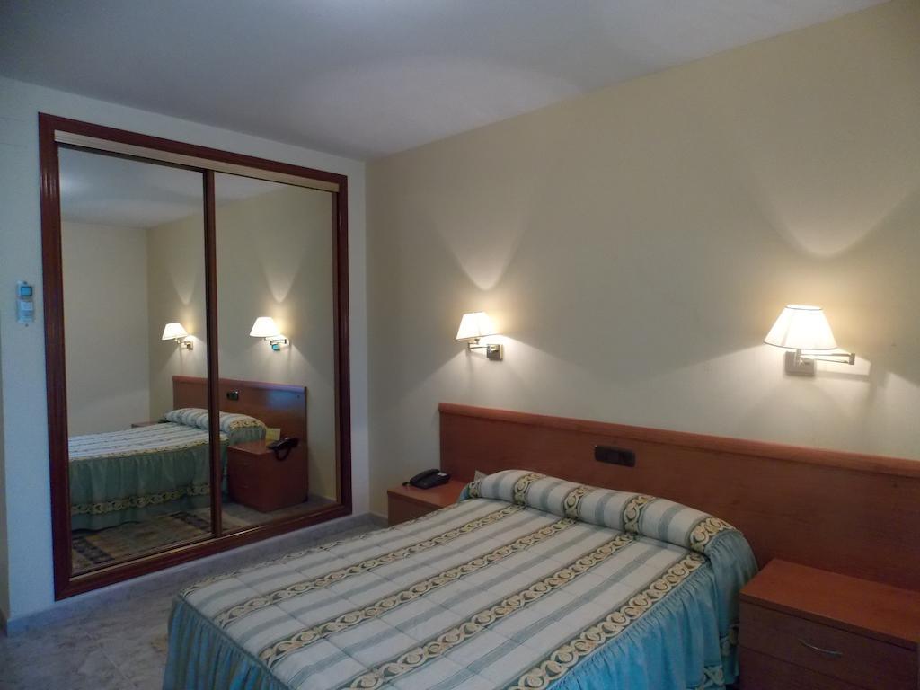 Hotel San Cristobal Coria Szoba fotó